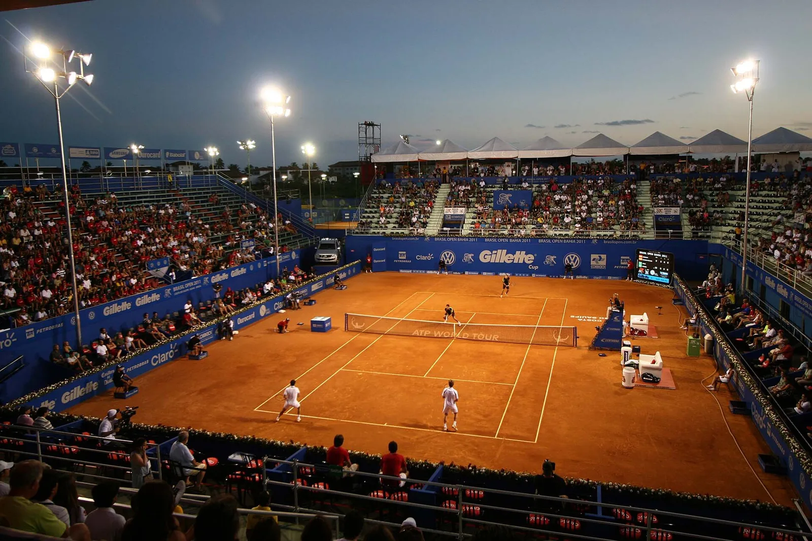 Floodlit clay court at the Brasil Open in Costa do Sauípe, Bahia, during a 2011 match